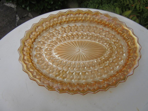 Plateau de service ovale en verre pressé Art Déco style Fenton, motif carnaval – tafelaccessoires, Glass (photo 2 of 13)