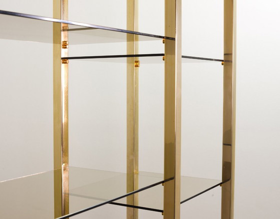 Image 1 of Scaffale Belgo Chrom Hollywood Regency in stile laccato nero, placcato oro 20 carati con vetro fumé. Belgio, anni '70.