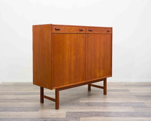 Alacena de teca de los años 60. Fabricante: Ulferts, Tibro Suecia, restaurado.