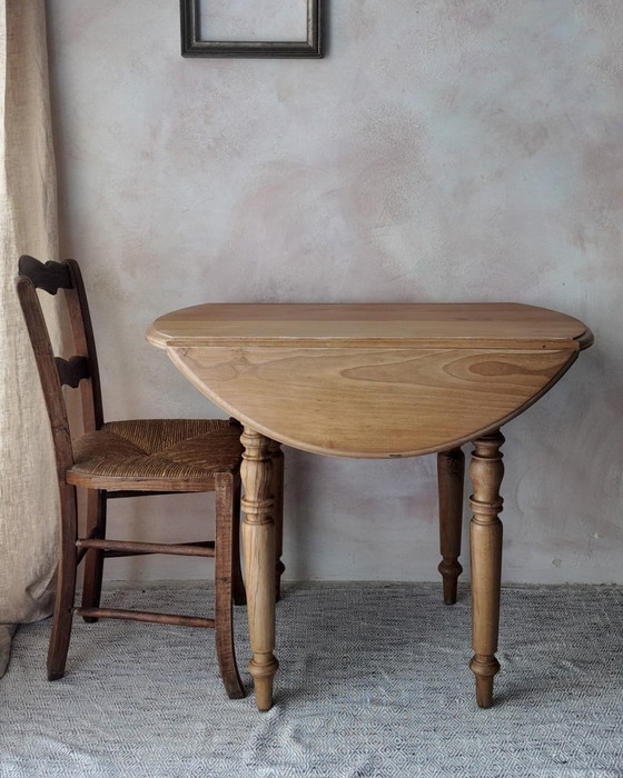 Image 1 of Mesa pequeña redonda plegable de madera de haya: encanto rústico.