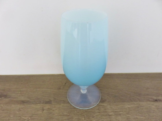 Image 1 of Vaso in vetro opalino azzurro pallido, in vetro opalescente. Anni '60-'70. Francia.