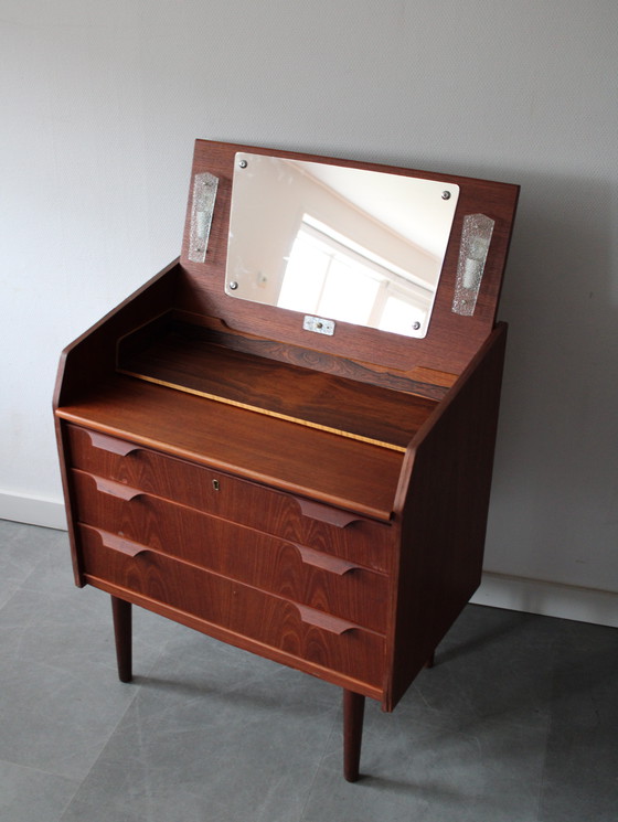 Image 1 of Coiffeuse danoise vintage en teck