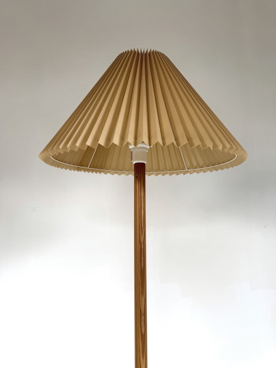 Image 1 of Lampadaire vintage avec abat-jour plissé années 70