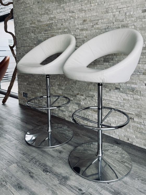 Image 1 of Artifort Nina Tabouret de bar, Leder weiß, Fuß poliertes Aluminium/Chrom, 2 Stück