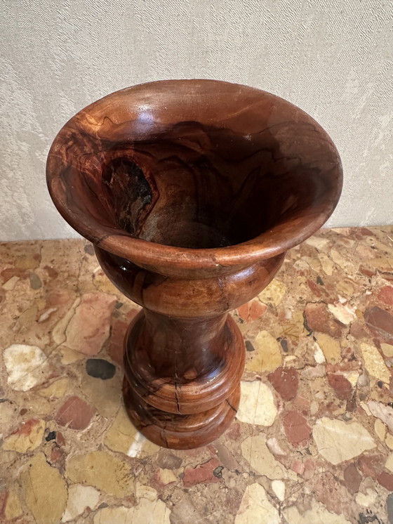 Image 1 of Gedraaide vaas van olijfhout, 23 cm hoog