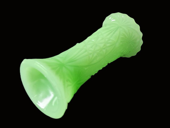Rare vintage jadeite vase – Glass (photo 7 of 9)