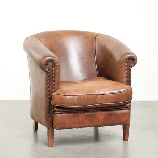 Heerlijke stoere cognac kleurige schapenleren clubfauteuil met een mooie vintage look in Engelse stijl