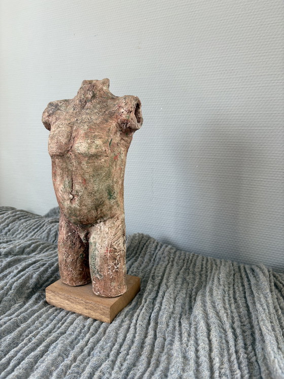 Image 1 of Busto vintage in chamotte con la scritta "HE" su base in legno, altezza 31 cm.