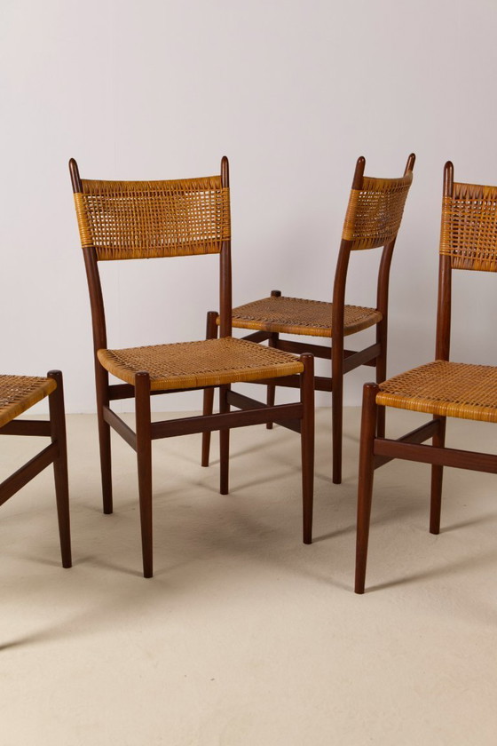 Image 1 of Set van 4 Italiaanse eetkamerstoelen van teakhout en rotan.