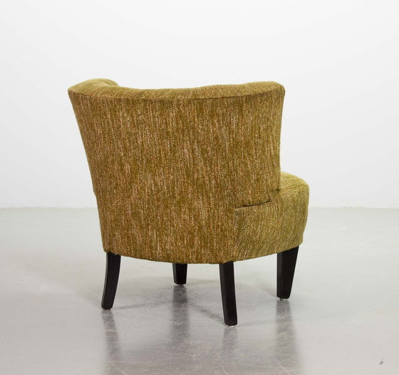 Image 1 of Fauteuil club de style hollandais avec tapisserie en laine moutarde et pieds en chêne massif. Pays-Bas, années 1950.