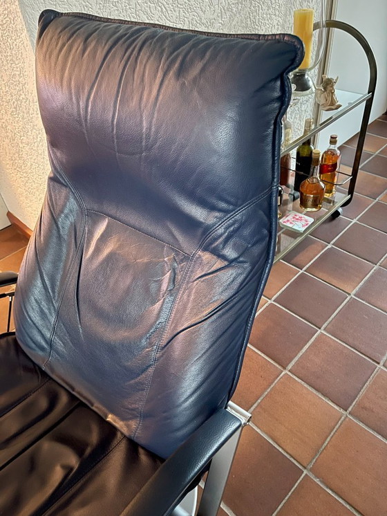 Image 1 of Design Relaxfauteuil De Toekomst – Modern Classic – RVS & Nachtblauw Leer – Als nieuw