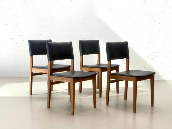 Houten stoelen uit het midden van de 20e eeuw met zwarte bekleding, jaren 60. – Eetkamerstoelen, Wood (photo 11 of 14)