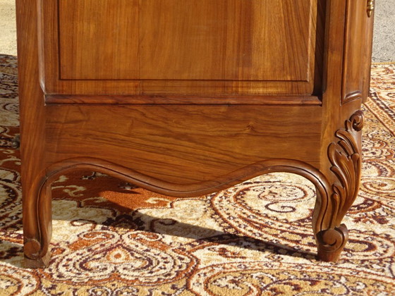 Image 1 of Armadio in noce massello in stile Luigi XV