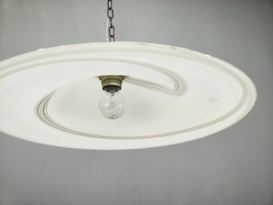 Paar Italiaanse Murano opaalglas en messing hanglampen uit de jaren 70 – Kroonluchters (photo 4 of 15)