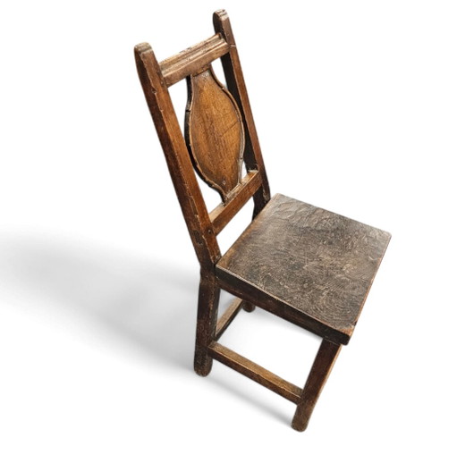 Sedia da fattoria dei primi del XVIII secolo con struttura in pioli di legno.