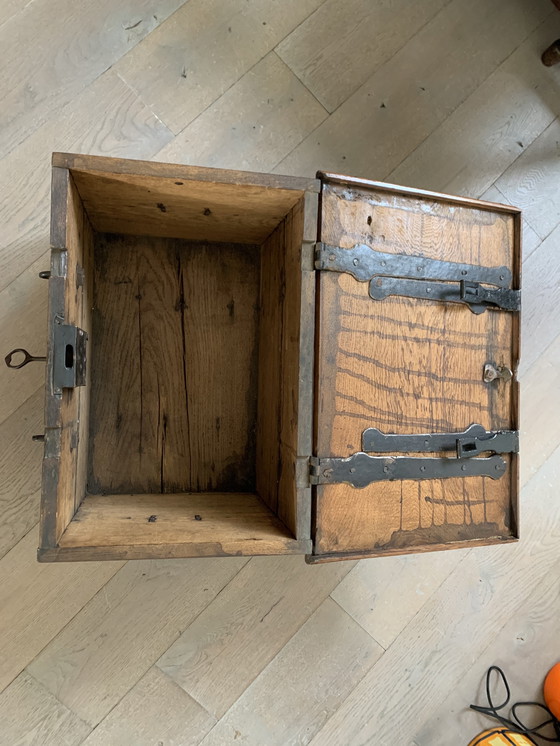 Image 1 of Tirelire ancienne en chêne