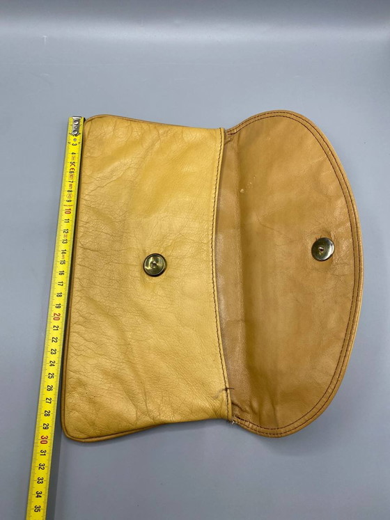 Honingkleurige clutch van echt leer met afgeronde klep en drukknoopsluiting, jaren 1980-1990 (photo 3 of 5)