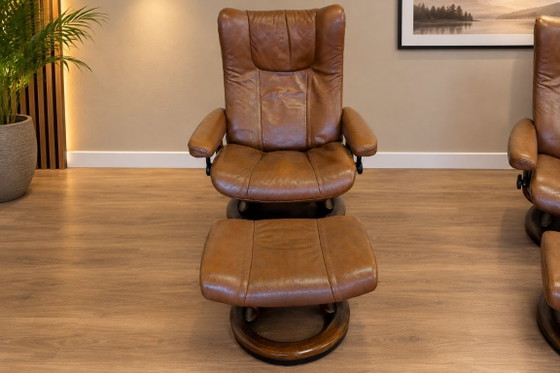 Stressless Wing(L) Classic verstellbarer Relaxsessel mit Fußhocker (2), Holz, Leder, Braun, Anders (Foto 4 von 15)