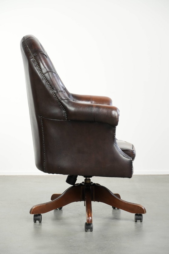 Image 1 of Silla de oficina Chesterfield antigua de piel de vaca marrón con ruedas, de lujoso estilo inglés.
