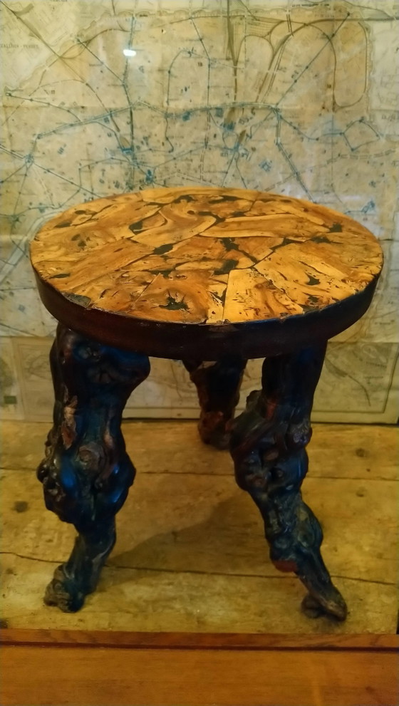 Sgabello brutalista a treppiede realizzato con ceppi di vite. – Sgabelli, Wood (photo 3 of 17)