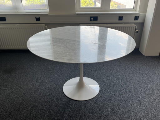 Marble dining table with trumpet foot. 130cm, Saarinen style