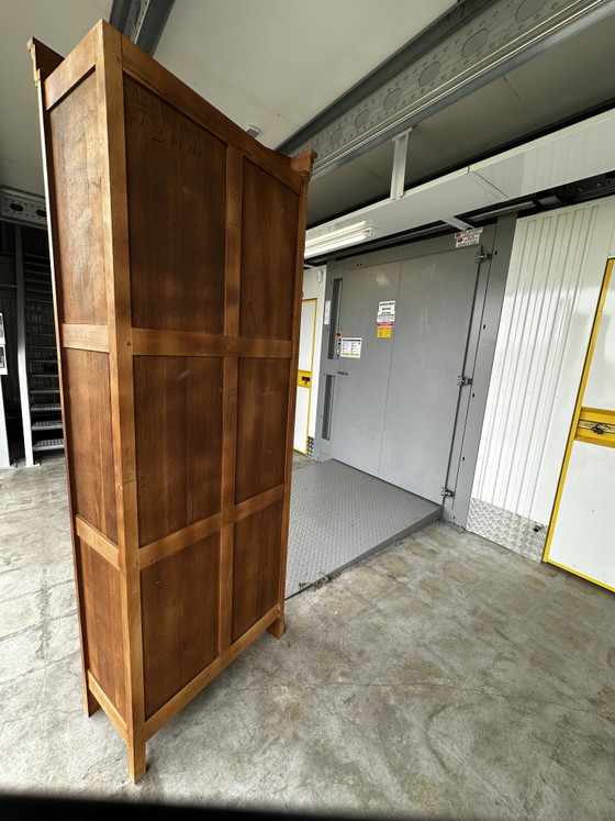 Image 1 of Libreria angolare in legno massello di ciliegio - manifattura del XX secolo
