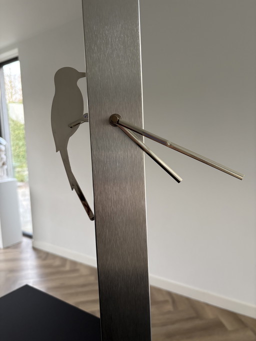 Reloj de diseño moderno Karlsson Woodpecker en acero inoxidable