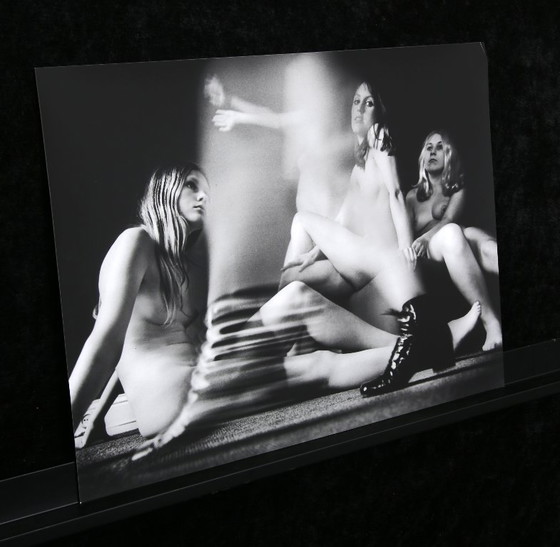 Image 1 of Székessy, Karin - Meisjes houden van stillevens - 6 originele z/w foto's - met de hand gesigneerd