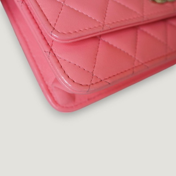 Image 1 of CHANEL GELDBÖRSE AN DER KETTE – TREND