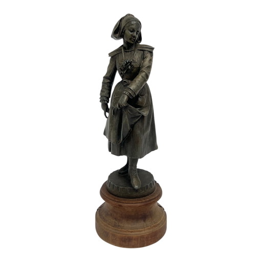 Antike Bronzefigur einer Dame – „Noce Bretonne“