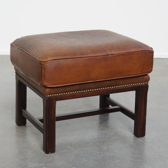 Image 1 of Hocker in pelle di pecora con struttura in legno e finitura con rivetti decorativi