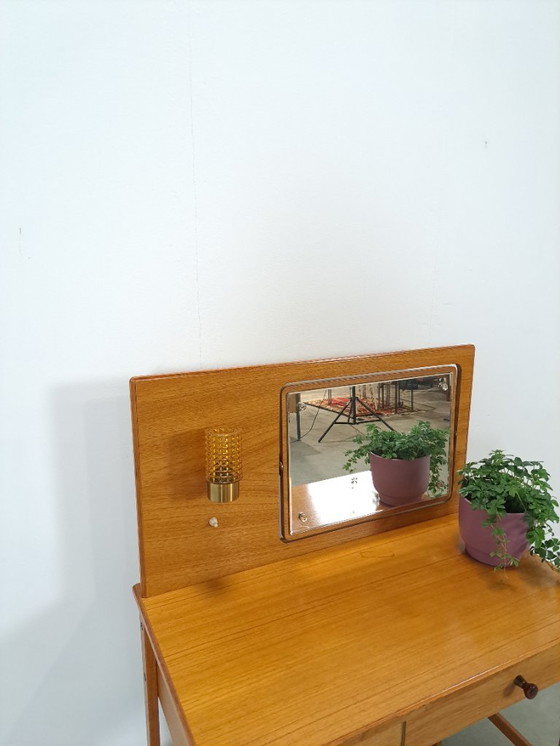Image 1 of Tavolo da trucco con specchio e lampada dalla Svezia
