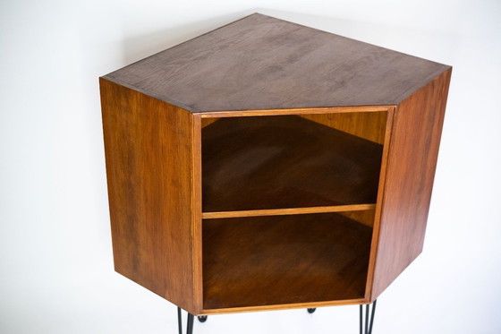 Image 1 of Hoekkast uit het midden van de vorige eeuw met haarspeldpoten