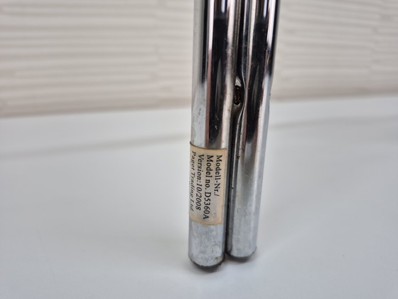 Image 1 of Table des années 1970. Table d'appoint vintage à structure tubulaire et plateau en verre.