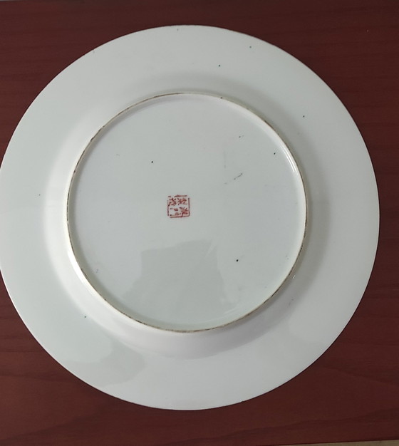Image 1 of Assiette murale vintage chinoise en porcelaine « médaillon de rose » – Milieu du XXe siècle