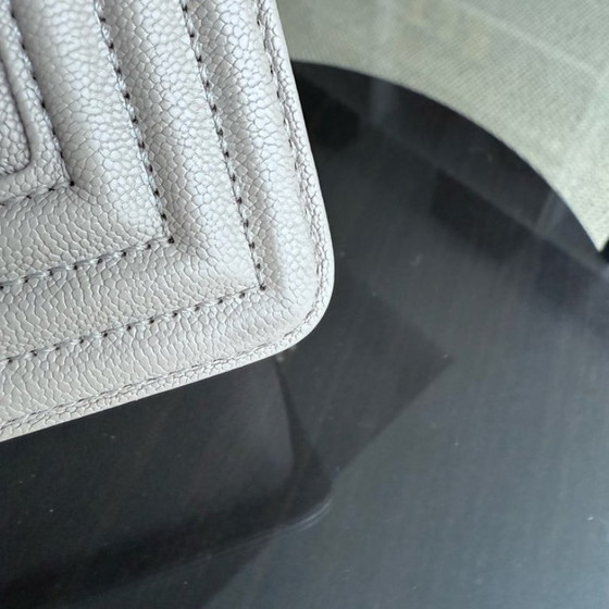 Image 1 of Chanel Boy Small - Caviar 20CM Gewatteerd generfd kalfsleer Grijs met gouden hardware Serie 27