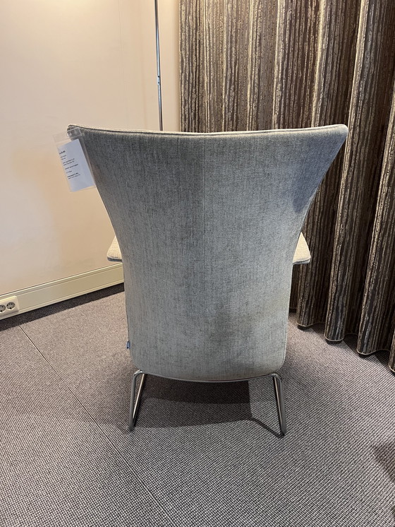 Image 1 of 1 poltrona con schienale alto Aida + pouf del marchio JORI