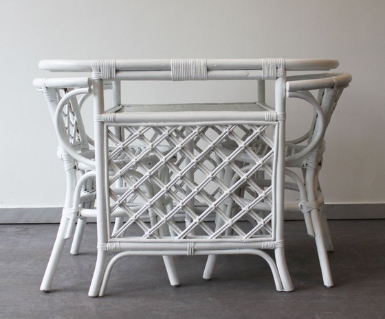 Image 1 of Witte rotan tafel en stoelenset