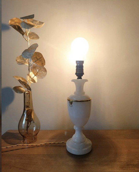 Image 1 of Lampada in alabastro e ottone in stile Luigi XVI, paralume a cupola in raso, 1950