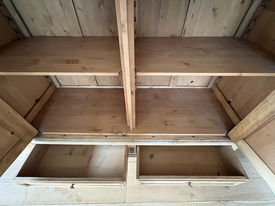 Image 1 of Prachtige, grote en stijlvolle grenen houten kast. 
