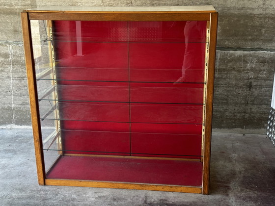 Gran escaparate de una tienda de antigüedades, década de 1930. – Vitrine ancienne années 1930, Vitrinas, Wood (photo 2 of 15)