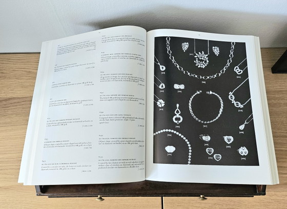 Catálogo de joyería Christie's antiguo, libro de mesa de centro – Objetos decorativos, Paper (photo 7 of 9)