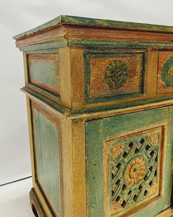 Image 1 of Indiase antieke kast met houtsnijwerk