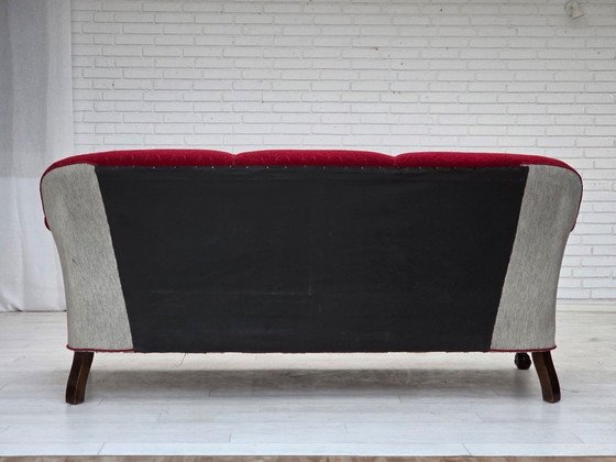 Image 1 of Dänisches 3-Sitzer-Sofa aus den 1950er Jahren, roter und hellgrauer Möbelwollbezug, geschnitztes Eichenholz.