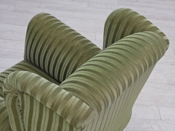 Image 1 of 1950er Jahre, dänischer Relaxsessel, grüner Möbelveloursstoff, Beine aus Eschenholz.