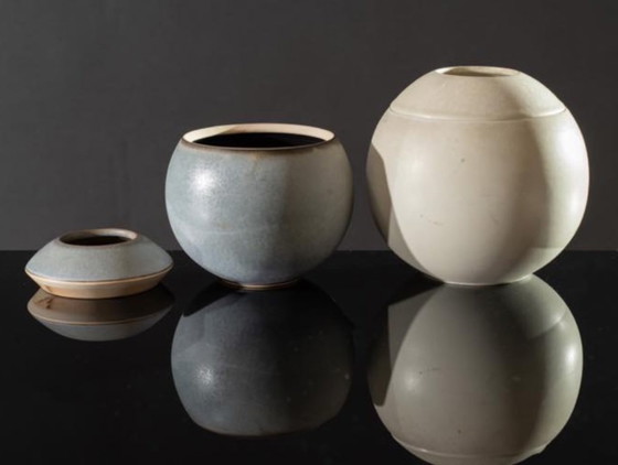 Image 1 of Set van 2 bolvormige aardewerken vazen ​​in mid-century modern stijl, Franco Bucci Italië ca. 1970