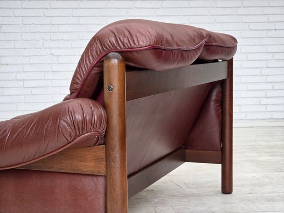 Image 1 of Schwedisches 2-Sitzer-Sofa aus den 1970er Jahren, braunes Leder mit Patina, dunkles Buchenholz.