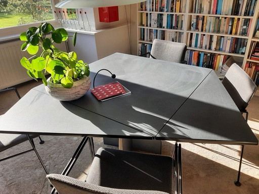 Hennie de Jong dining table