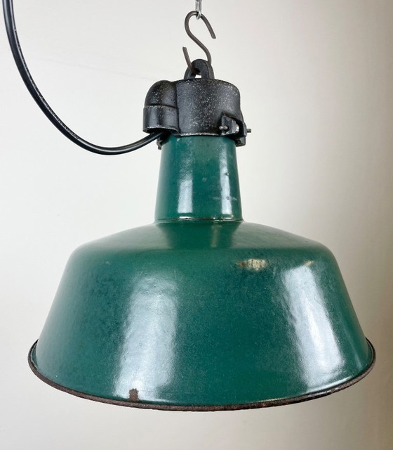 Image 1 of Industrielle Fabriklampe aus grünem Emaille mit gusseisernem Aufsatz, 1960er Jahre