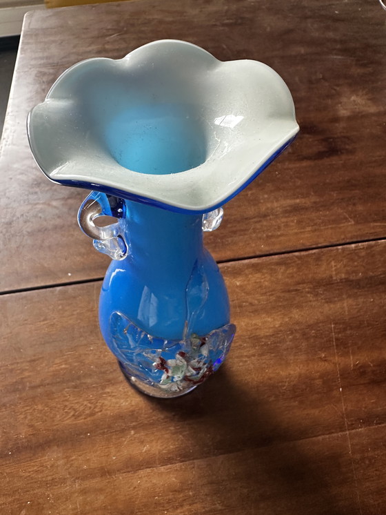 Image 1 of Vase in Pontil glass - Blue - White - Floral decoration and handles - Handmade H 17 cm